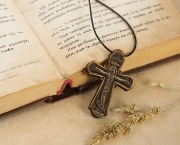 What to do and where to put the cross of a deceased person?