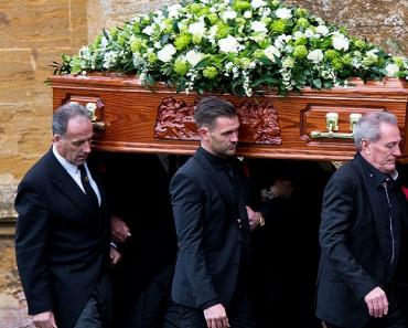 사람들은 왜 꿈을 꾸고 죽은 사람의 장례식에 대해 무엇을 예측합니까?